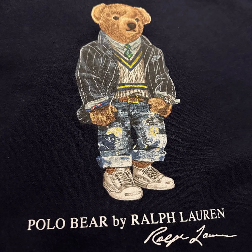 Polo Ralph Lauren tröja med bjöntrycket på. Sparsamt använd under ungefär ett halvår, är i perfekt skick. Säljer då den har blivit för liten på senaste och ej kommer till användning, ordinarie pris ca 1800.. Tröjor & Koftor.
