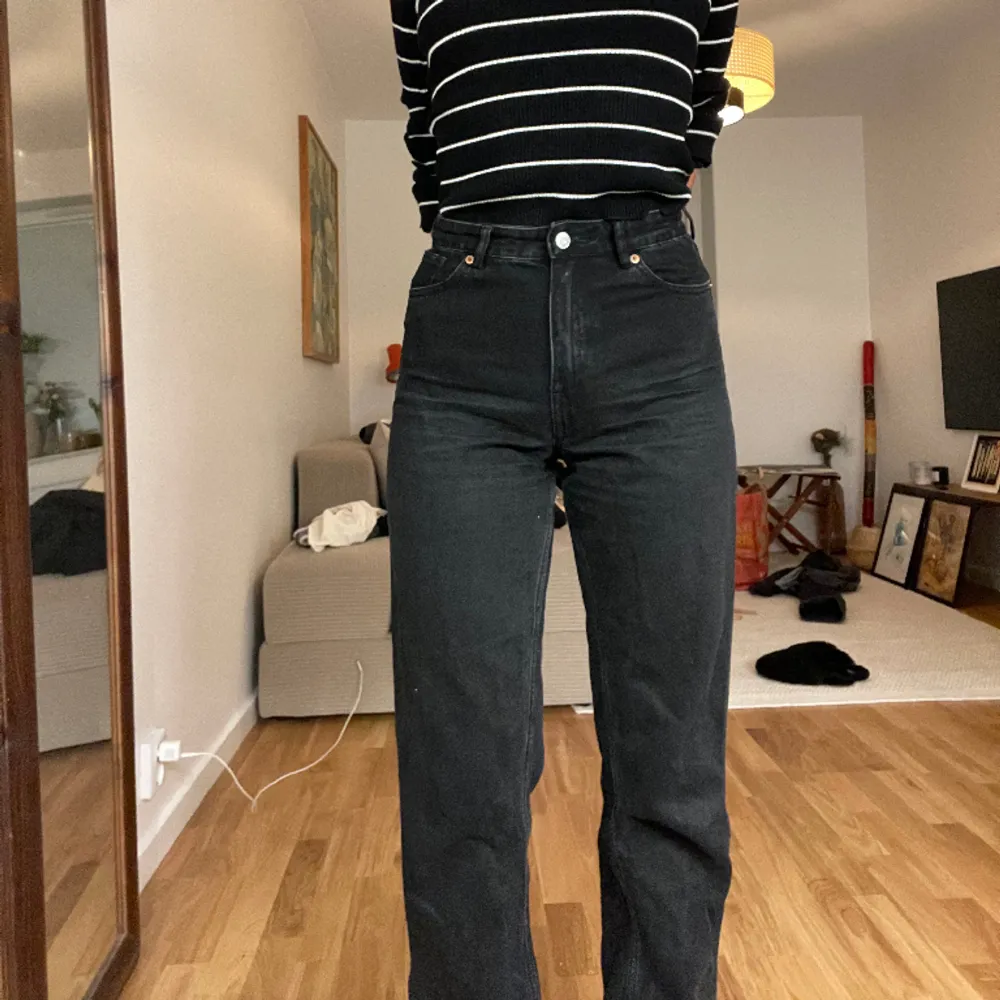 Svarta jeans från monki i storlek 36. Jeans & Byxor.