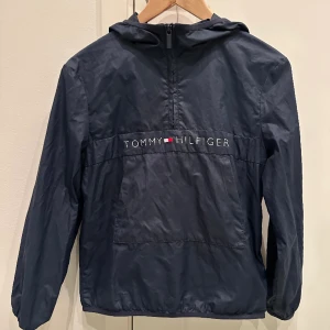 Tommy Hilfiger vindjacka storlek 152, fint skick! - Säljer en Tommy Hilfiger vindjacka i storlek 152. Jackan är marinblå och i mycket fint skick.