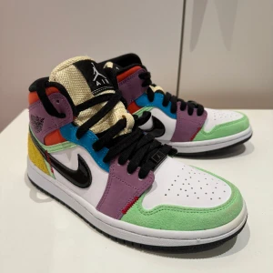 Air Jordans Mid Multi-Color - Sko-fot fortfarande i. Helt oanvända!  🫶🏻🌸 nypris 3999kr!!