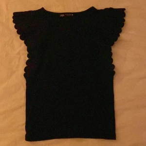 topp - supersöt topp från zara med virkade ärmar som inte kommer till användning!!💞