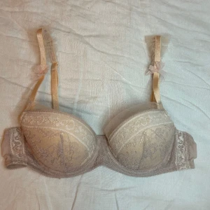 Victoria’s Secret Bh 💗 - Vacker Victoria’s Secret Bh 💗 storlek 36B = 80B 💗Köpte den i USA men har inte kunnat använda den då den är för stor för mig 💗