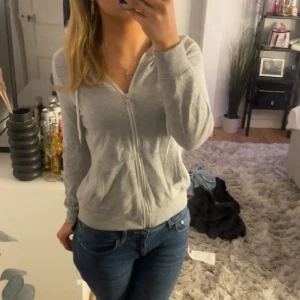 Grå zipup  - Jättefin basic zipup hoodie som man bara måste ha! Passar alla outfits och årstider💕
