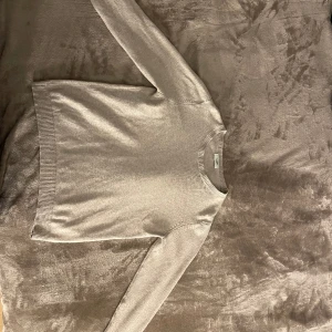 Stickad tröja beige  - Använd några gånger, normal storlek, framgår ljusare i kameran