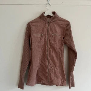 Zip up i manchester - Zip up från Cellbes i en rosa/brun/tan färg, köpt second hand. Står storlek 38/40 men skulle säga 40