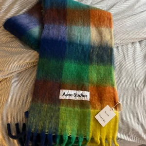 Acne Halsduk  - Säljer denna helt oanvända halsduk från Acne Studios, nypris 2800kr. Köparen står för frakten 💓 Andra bilden är lånad!