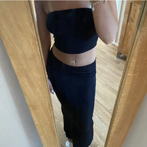 Svart långkjol - Långkjol och tubtopp set så stretchiga och perfekt till semester kolla tidigare annons för mer info 🩷.      ❌BARA KJOLEN KVAR ❌