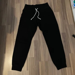 Svarta mjukisbyxor (black sweatpants) - I storlek S, bra skick!