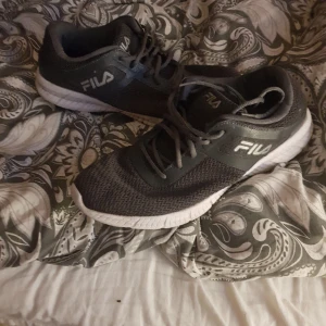 Fila sneakers - Använda men fräscha 42strlk