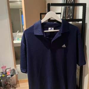 Adidas skjorta  - Snygg adidas golf skjorta i storlek L Den är vi bra skick.