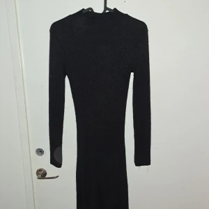 Festklänning - Jättefin lång polo festklänning med lite glittrigt tyg. Jag har använt den typ 3 gånger vilket gör att den är i nyskick och mest tar upp onödig plats i min garderob just nu. Den är i storlek xs.💕💕