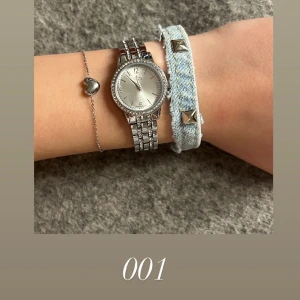 Jeans armband  - Armbandet är 18cm, väldigt skönt, snyggt och trendigt. Väldigt unikt och därför svårt att hitta.🎸