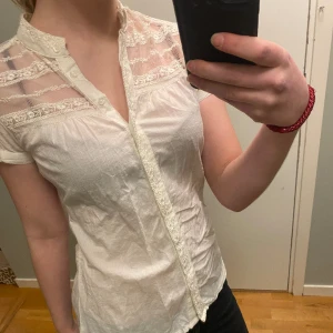 Spets blus  - Så söt blus!! Stryker innan jag skickar den💓