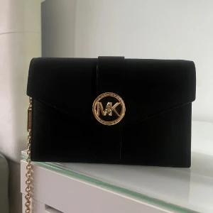 Michael kors väska  - Oanvänd Michael kors väska, jättefin som passar till alla tillfällen, priset går att diskuteras vid snabb affär!