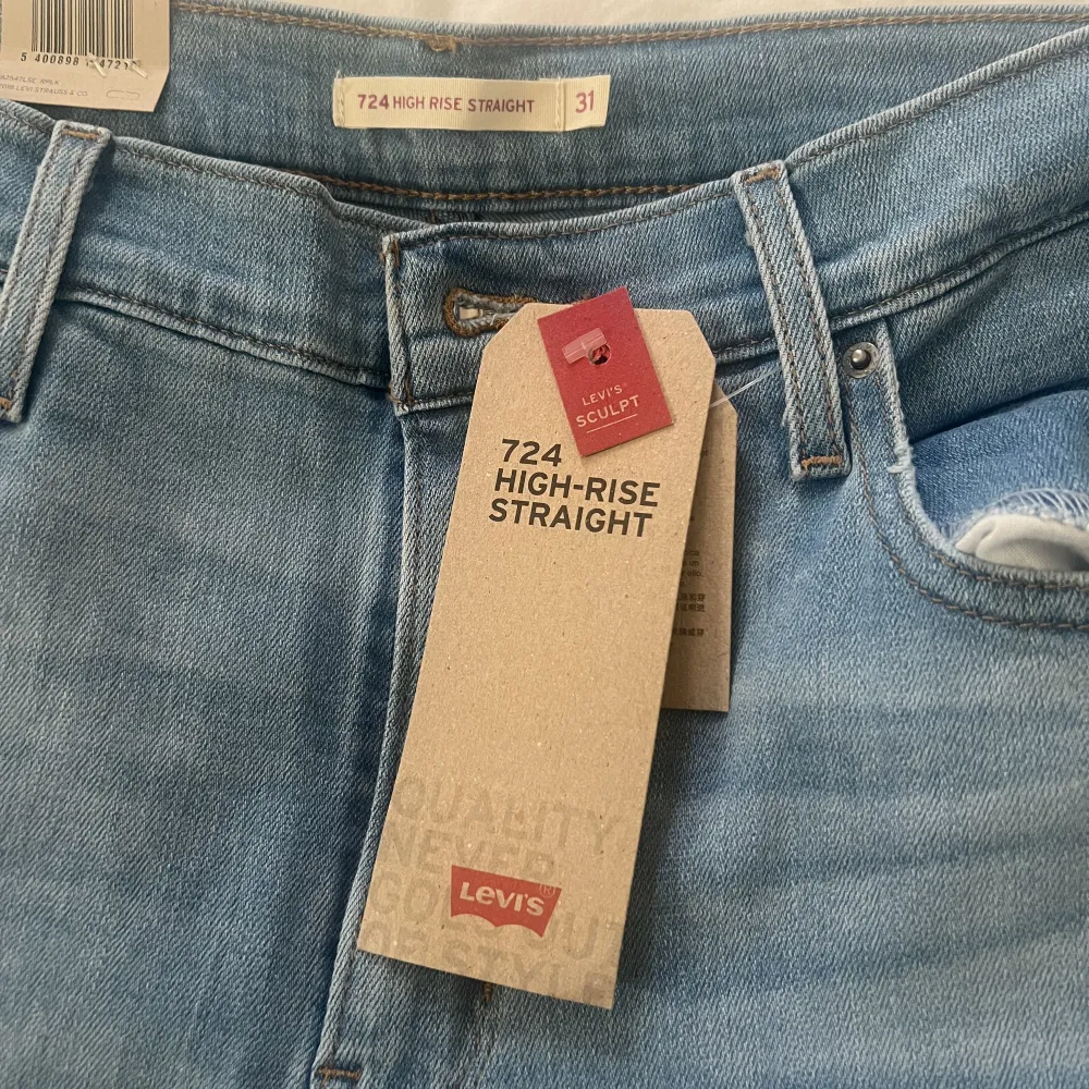 Ett par helt nya levis jeans med prislappen på. Superfina jeans som passar med varandra outfit. Priset kan även diskuteras vid snabb affär!. Jeans & Byxor.