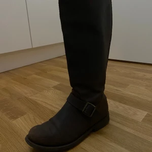 Primeboots bruna slutsålda 39  - Säljer dessa i använt skick, för mer bilder skriv dm.   Storlek 39. 