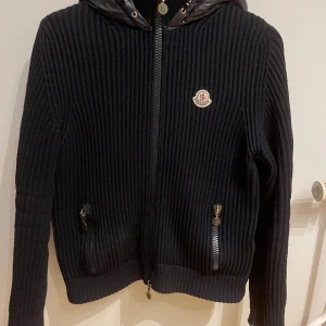Moncler cardigan  - Storlek M, den har ett riktigt gott skick och har endast två små skador som är skav på armarna längst ner, det är en av dem mest selsynta modellerna och är en äldre model, riktigt fet nu när de kommer mot hösten och bara ha en tisha under 
