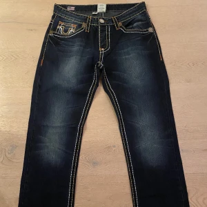 True Religion byxor - Snygga trueys i bra skick. De är storlek 33. Det är bara att fråga om mer bilder ifall det behövs!