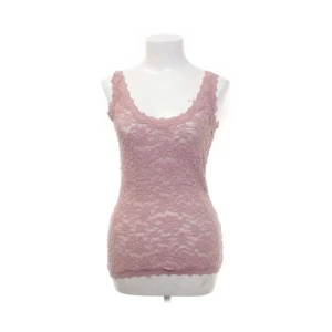 Linne i spets💕 - Jätte fint rosa linne i spets som är köpt på sellpy💕Säljer då det ej kommer till användning. Tveka inte om att höra av dig vid frågor! Priset kan alltid diskuteras😌