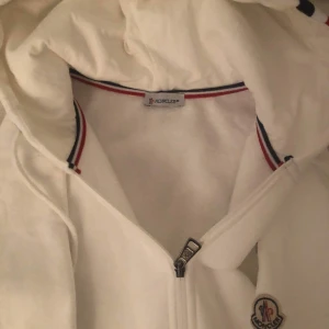 Moncler Hoodie  - Storlek M vit moncler Hoodie helt oanvänd för liten på mig därför säljer jag den.