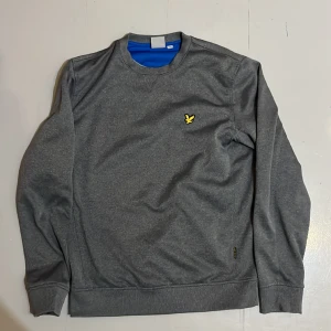 Lyle & Scoot Tröja - Tja! Otroligt skön Lyle & Scoot tröja som har börjat bli liten på mig. Funkar både till träning och vardag då det är lyle&scoot sport. Pris ej hugget i sten