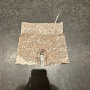 Gymshark  - Så fina shots från gymshark men de kommer tyvärr inte till användning då jag har ett par gråa i samma kollektion som används oftare. Kan tänka mig byta mig andra gymshark shorts eller toppar. 10/10 i skick! ❤️