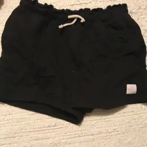 Shorts som man kan sova i eller bara ha som mjukisshorts. Det står NYC nere på benet. Ganska korta. Den har fickor.❤️