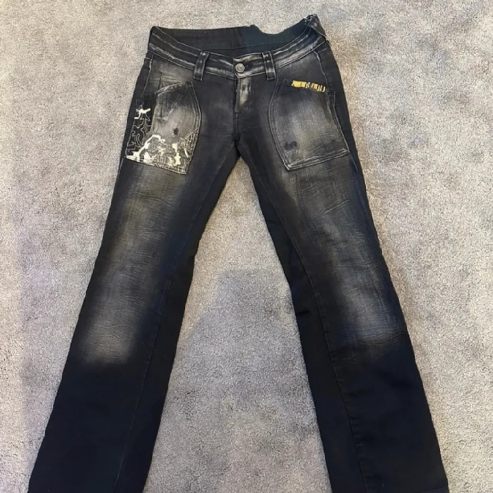 BRUTALT snygga jeans från Replay. Köpta second hand, aldrig använda hos mig. Så ledsen över att behöva sälja dessa men tyvärr är de för små för mig :(  Fler bilder + mått finns i DM!. Jeans & Byxor.