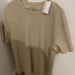 Ny T-shirt  - Köptes utomlands. Säljes pågå för stor. Storlek L och är i regular fit. I fint och ribbat kvalite så passar alla tillfällen skulle jag säga.