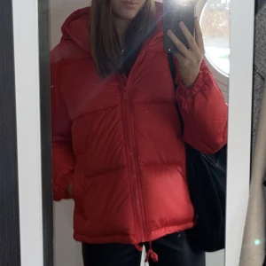 Röd pufferjacka HM storlek S - Säljer min supersköna pufferjacka från HM som är helt slutsåld! (Samma modell som den svarta på bilderna) Perfekt vinterjacka lite oversized storlek med en stor härlig luva! ❣️Inga defekter! Inköpspris 549kr!