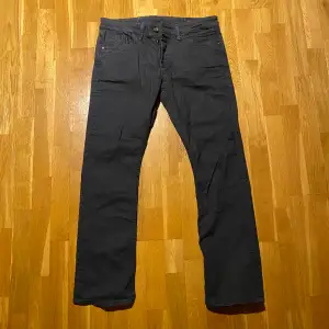 Svarta jeans med normal fit från jack & jones.