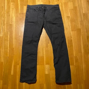 Svarta jeans - Svarta jeans med normal fit från jack & jones.