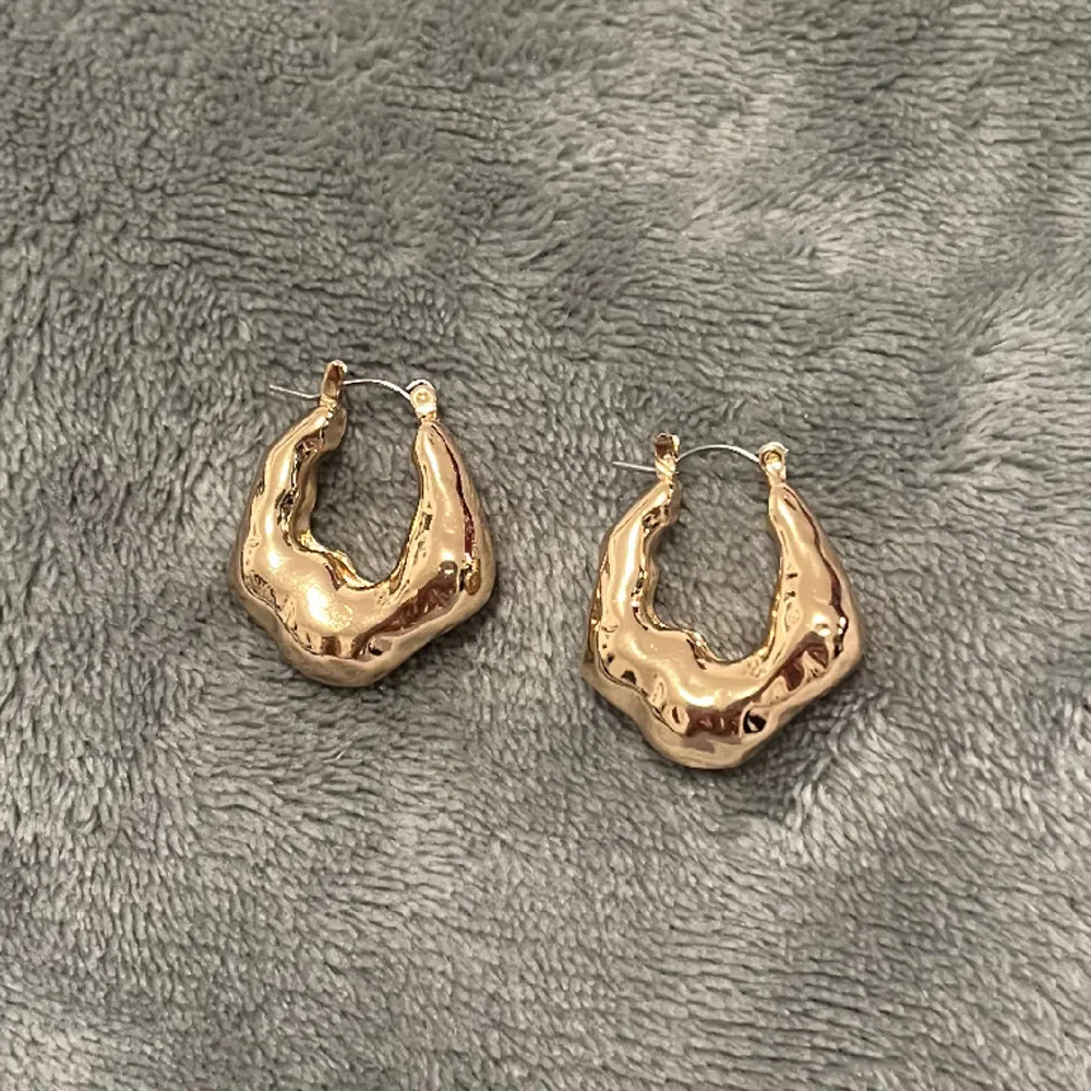 Säljer jättefina örhängen från GinaTricot i guld som aldrig kommer till användning! Dom är helt nya o aldrig använda 🤍skriv för fler bilder, säljer för 60kr, ej fri frakt . Accessoarer.
