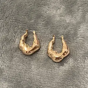 Säljer jättefina örhängen från GinaTricot i guld som aldrig kommer till användning! Dom är helt nya o aldrig använda 🤍skriv för fler bilder, säljer för 60kr, ej fri frakt 