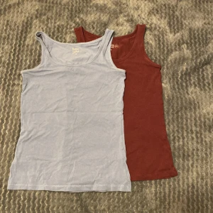 Basic linne - Jag säljer dessa två linnen, en i vinröd och en i blågrå färg. Båda storlek xs men passar S. Köp en för 20 eller båda för 30.🤍💗  (På sista bilden ser man ett pyttelitet hål i de blåa linnet.)