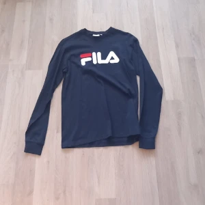 Fila långärmad t shirt - Mörkblå fila tröja, den är tunn och har storleken XS. Pris kan diskuteras.