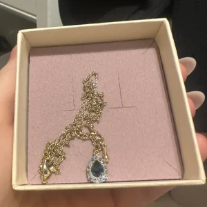 Halsband från Lily & Rose med blå sten - Fint halsband med guld kedja och en blå sten. Halsbandet är från Lily & Rose och har aldrig kommit till användning🩷 Smyckesask tillkommer💕