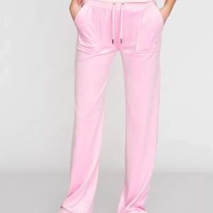 Byxor från Juicy Couture i storlek M i den perfekta rosa färgen. Aldrig använda och nypris är 1200 kr 💞 Pris kan diskuteras 💓