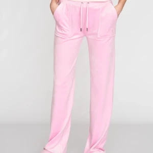 Juicy Couture byxor  - Byxor från Juicy Couture i storlek M i den perfekta rosa färgen. Aldrig använda och nypris är 1200 kr 💞 Pris kan diskuteras 💓