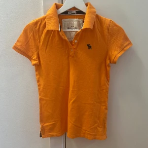 Abocrombie & Fitch y2k polo tröja - Polotröja i toppenskick från Abercrombie i orange färg! Köptes under tidig 2000tal🧡 Strl S