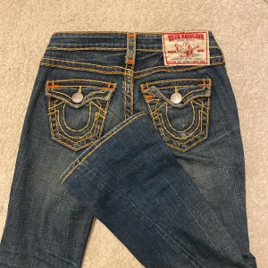 True religion jeans - Säljer mina flared true religion, inte riktigt min stil längre. De är i superbra skick förutom att en söm har gått upp (det för att fixa). Jeansen ör även lite slitna längst ner men inget man märker. Pris går att diskutera! Skriv för frågor/bilder💕