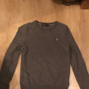 Morris 100% Merino tröja - Hej jag säljer denna feta morris crewneck tröjan i 100% merinoull. Storleken är xs men har krympt en del. Nypris ligger runt 1600, mitt pris 600. För fler frågor och funderingar kom dm!