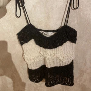 Stickad Zara topp - Säljer min stickade Zara topp som endast används en gång och därför är i nyskick. Skriv vid frågor🤍