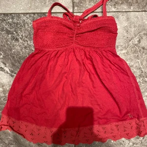 Topp stl.S - Neon rosa topp. Säljer pga stor garderobrensning. Kika gärna på mina andra annonser, säljer mycket. Samfraktar gärna:) 