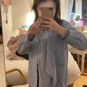 Kofta - Den här koftan kan man ha på sommaren när det är dag!! 