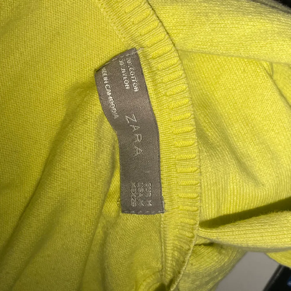 En bekväm långärmad tröja från Zara i gul färg. Använd några gånger och köpt second hand. Den är i storlek M men passar absolut S också🩷. Tröjor & Koftor.