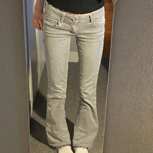 Lågmidjade jeans - Lågmidjade jeans💞 Köpta på Gina young men är stretchiga, dessutom har jag tagit ned dem så att de blivit längre. Nypris 350kr, sparsamt använda. Midja: 36cm  Innerbenslängd: 82