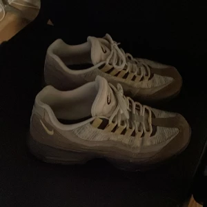 Nike air Max plus storlek 42 uk7.5 - Ett par air Max plus i storlek 42. Använda fåtal gånger så skick är 9/10. Kan tänka mig att gå ner i pris vid snabb affär. Bara att höra av sig vid frågor. 