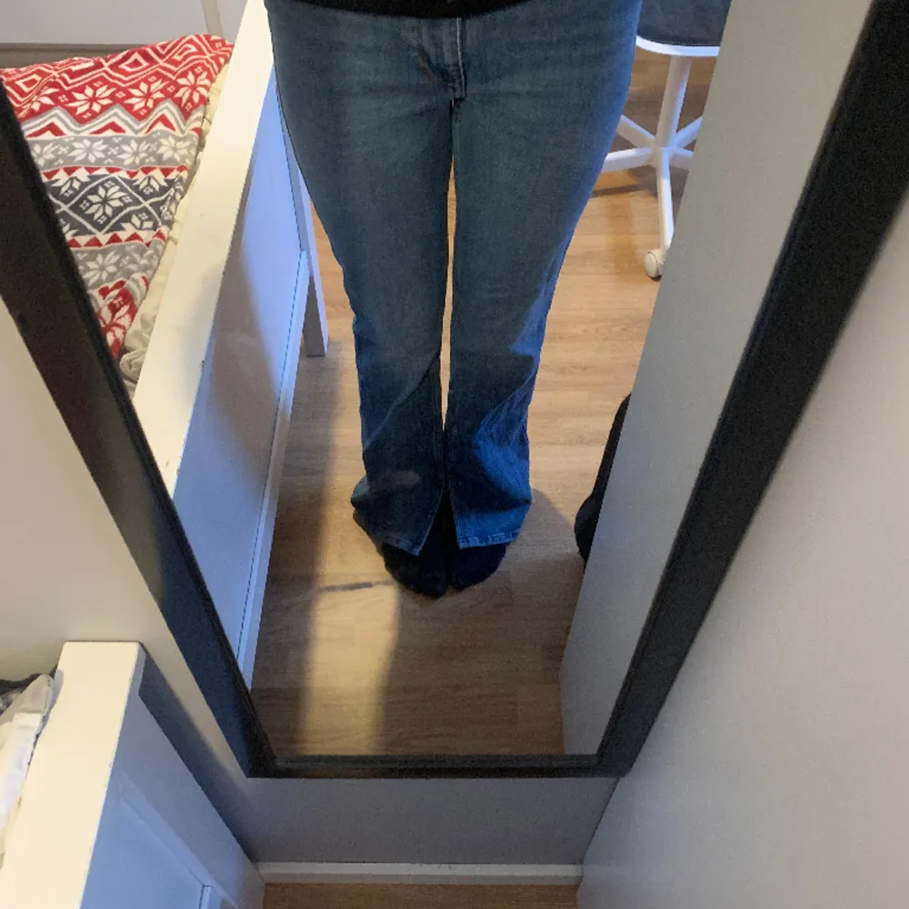 Ganska långa (på mig som är 168) mid waist jeans. Aldrig använda köpta för 500kr. Jeans & Byxor.
