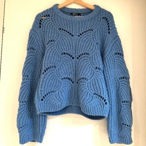 Stickad tröja - Super fin blå stockad tröja från Gina Tricot i strlk S. Säljes pga att den är för liten för mig. Är i mycket fint skick och har använts varsamt 🥰